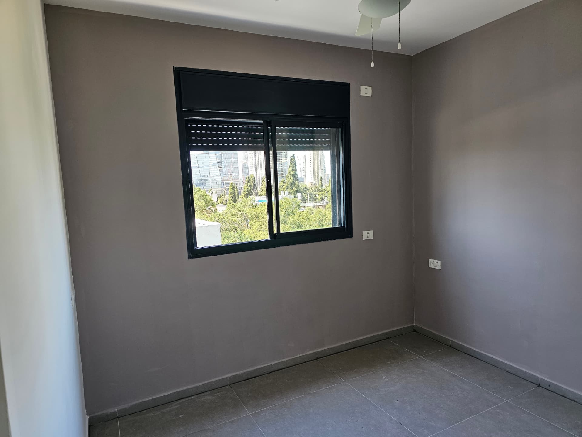 קיר מעוצב בגמר כהה — חלל מגורים